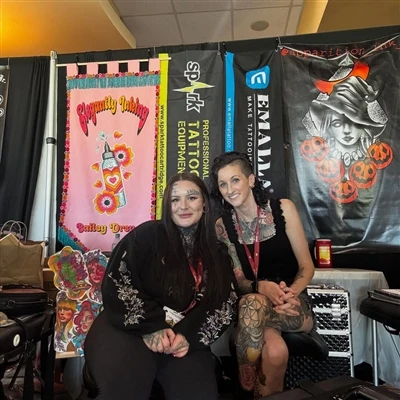 SPARK-Valhæfður listamaður tryggir sér hæsta heiður á CPA Tattoo Expo, sýnir ...